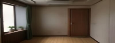 情感教育系列短视频封面，温暖柔和的室内场景，情侣在自然光线下交流互动